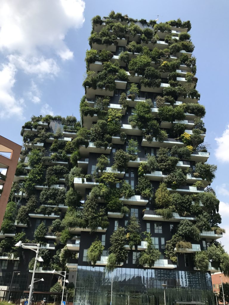 https://upload.wikimedia.org/wikipedia/en/2/28/Bosco_Verticale_Milano.jpg