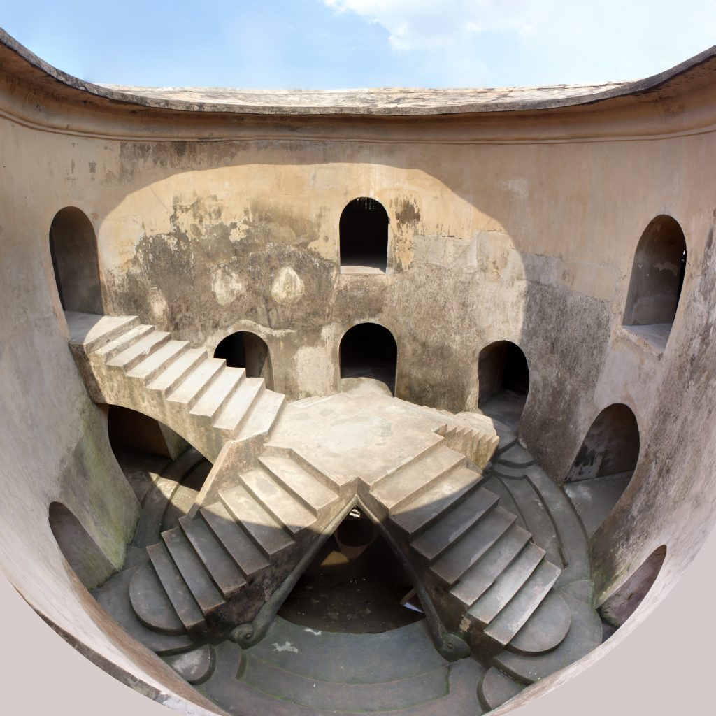 https://upload.wikimedia.org/wikipedia/commons/3/3e/Underground_Mosque_at_Taman_Sari%2C_Yogyakarta%2C_2014-05-07.jpg