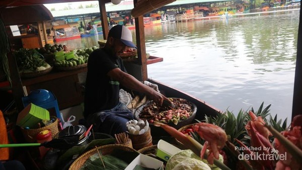 https://awsimages.detik.net.id/community/media/visual/2021/02/04/dev-cobain-deh-wisata-kuliner-di-floating-market-lembang.jpeg?q=90&w=600