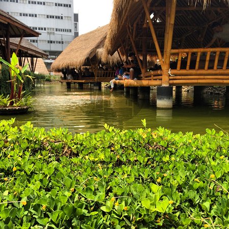 https://media-cdn.tripadvisor.com/media/photo-s/17/b9/e8/10/gubug-di-atas-kolam-ikan.jpg